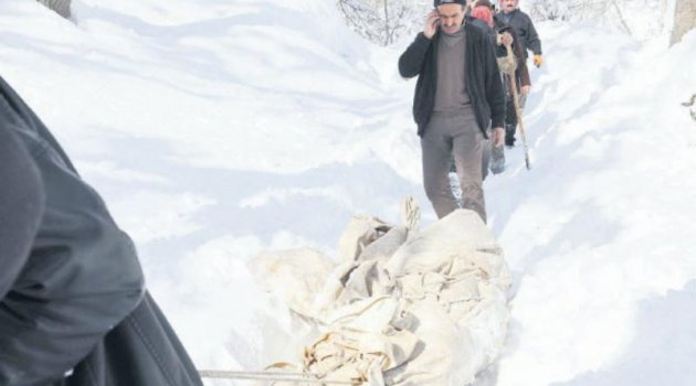 Hastayı brandaya sarıp 500 metre çektiler
