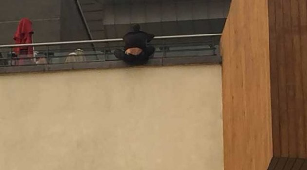 İntihar etmek isteyen havada yakalandı