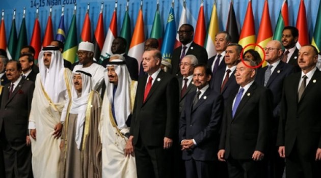 İslam ailesi fotoğrafındaki tek kadın
