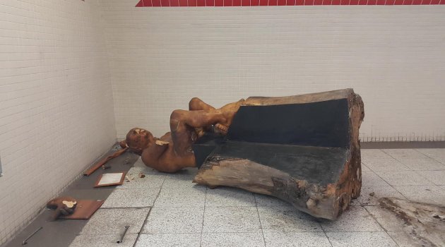 İzmir metrosundaki heykele balyozla darbe!