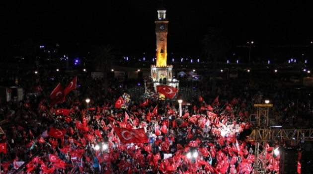 İzmir tam gaz meydanlarda!