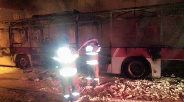 İzmir'de belediye otobüsünü yaktılar