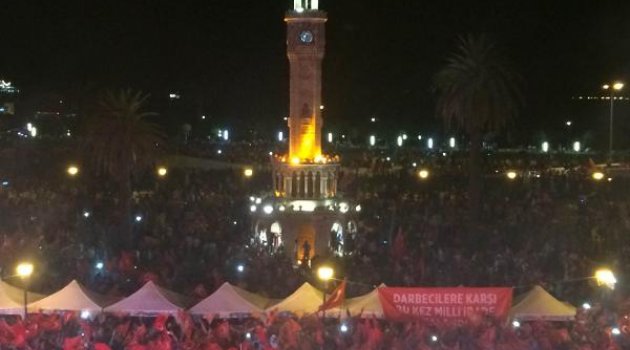 İzmir'de darbe karşıtı protestolar devam ediyor