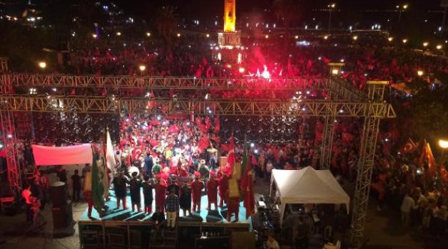 İzmir'de demokrasi nöbeti devam ediyor