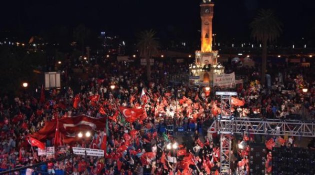 İzmir'de demokrasi nöbetine devam