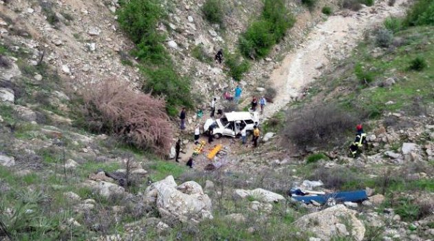 İzmir'de feci kaza: 2 ölü, 2 yaralı