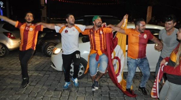 İzmir'de Galatasaraylı taraftarların kupa coşkusu