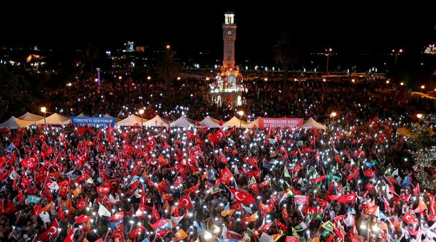 İzmir'de İlk Günkü Coşkuyla Nöbete Devam