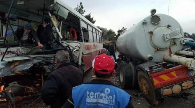 İzmir'de kayganlaşan yolda korkunç kaza!