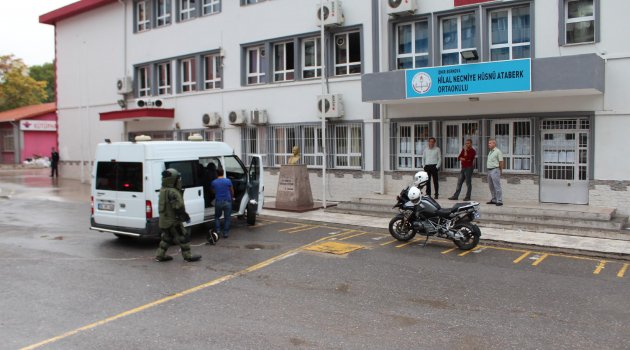 İzmir'de okul bahçesinde bomba paniği!