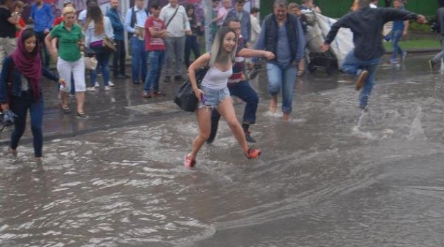 İzmir'de sağanak etkili oldu