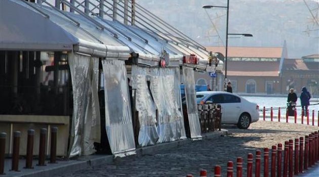 İzmir'de soğuğa naylon perde önlemi