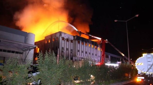 İzmir'de yağ fabrikası yandı