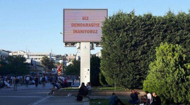 İzmir'den 'Biz demokrasiye inanıyoruz' mesajı