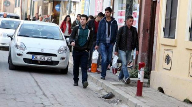 İzmir'in kaldırımlarında 'Baba' krizi!