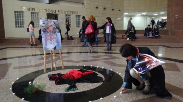 İzmirli avukatlardan bir saatlik sessiz oturma eylemi