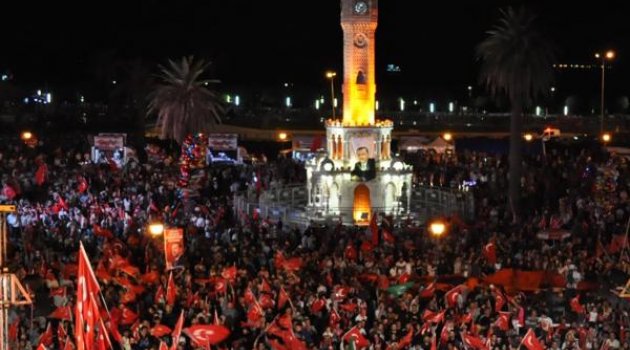 İzmirliler darbe girişiminin 7'nci gününde de meydanlarda