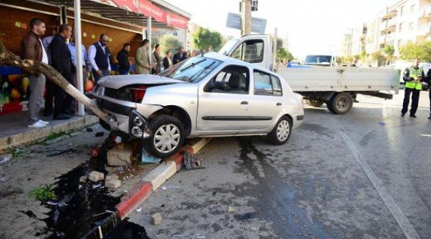 Kamyonet ile otomobil kavşakta çarpıştı!