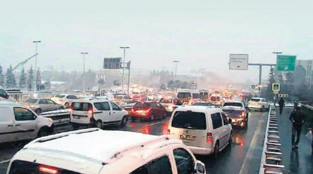 Kar ilk günden trafiği felç etti