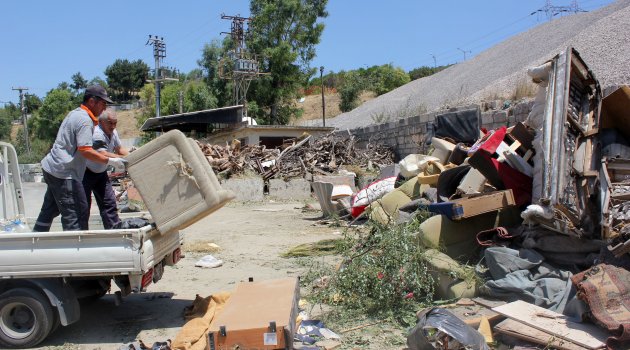 Karabağlar’da evsel atıklar toplanıyor