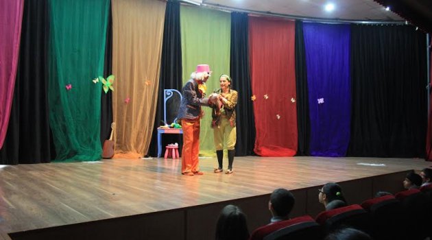 Karabağlar'da çocuk tiyatrolarına devam