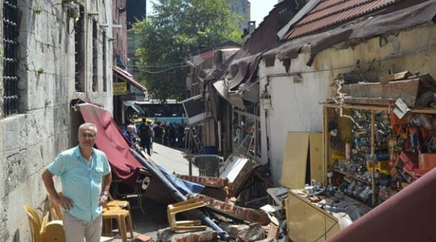 Karaköy'de duvar yemek yiyenlerin üstüne çöktü