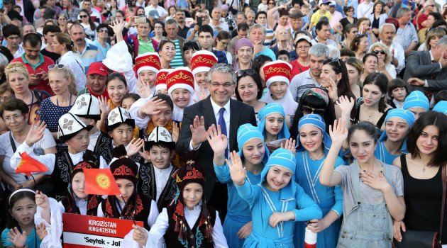 Karşıyaka Çocuk Şenliği muhteşem bir şölenle başladı