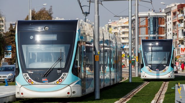 "Karşıyaka Tramvayı'nın 17 aracı da geldi"