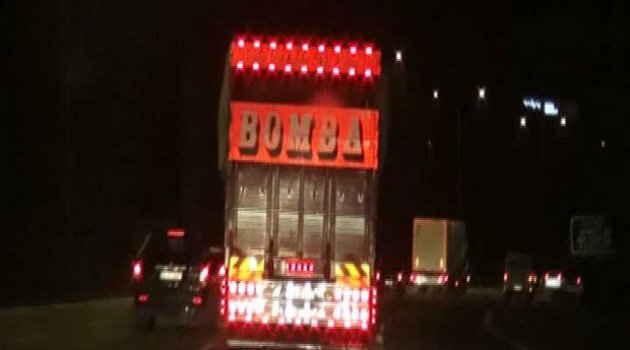 Kasasında bomba yazan kamyon paniğe yol açtı