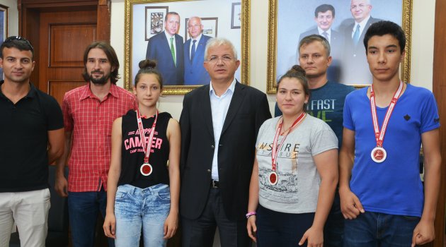 Kick Boksta Torbalı’nın gururu oldular