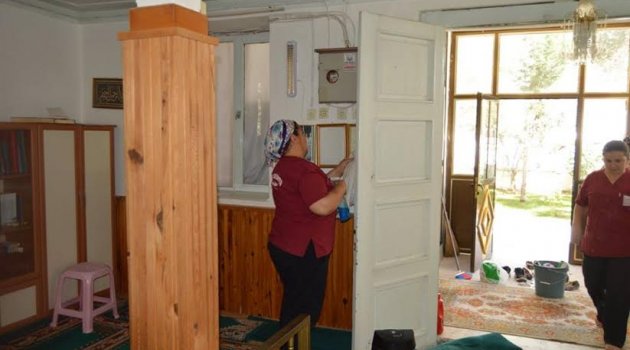 Kiraz' da Camilere Ramazan Temizliği