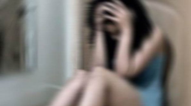 Kız çocuğuyla 'şişe çevirip' birlikte oldular