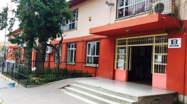 Kızını göremeyen öfkeli baba satırla okulu bastı
