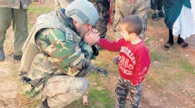 Komutan şefkati... Çocuğun ellerini nefesiyle ısıttı