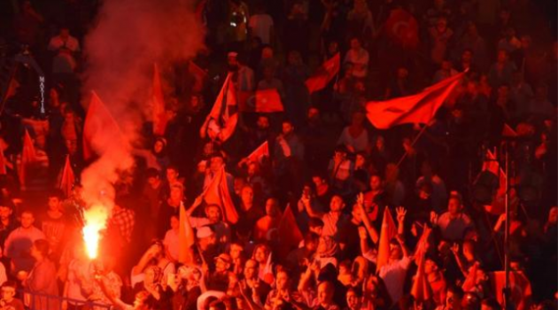 Konak Meydanı'nda 'Demokrasi Nöbetine' Devam