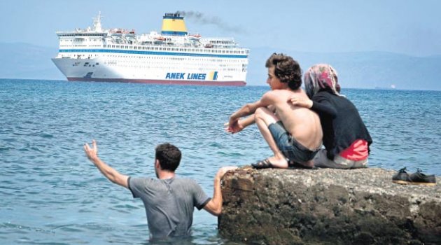 ‘Korsanlar’ Ege denizinde mültecileri soyuyor!