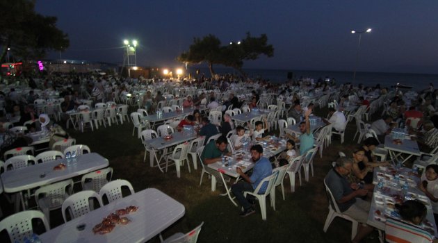 Menderes'te deniz manzaralı iftar
