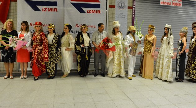 Metro istasyonu podyum oldu