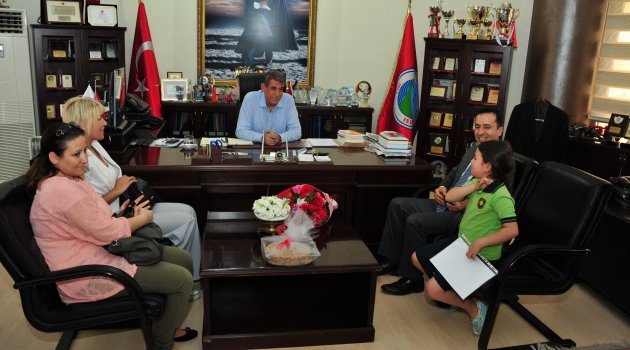 Minik elleri Büyük yüreği ile Başkana kek yaptı