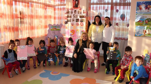 Minik öğrenciler karnelerini Uyar'dan aldı