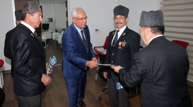 Muharip Gaziler’den Başkan Selvitopu’na teşekkür plaketi
