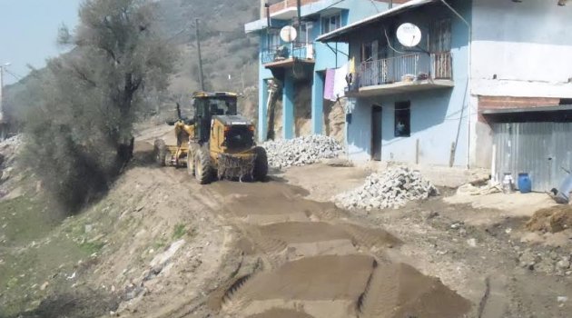 Ödemiş Belediyesi bir ayda 318 km üretim yolu tesviye ederek, 125 km yeni üretim yolu açtı
