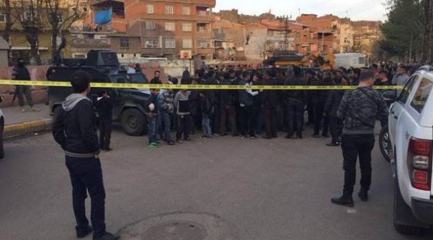 Okulun duvarı yıkıldı, öğrenciler altında kaldı