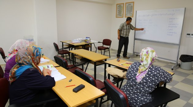 Okuma Yazma kursuyla hayata tutundular