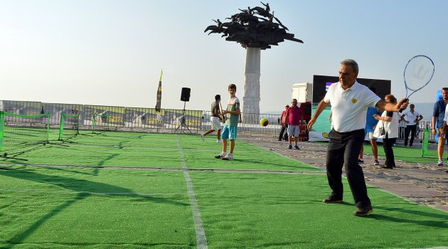 Önce izledi, sonra oynadı