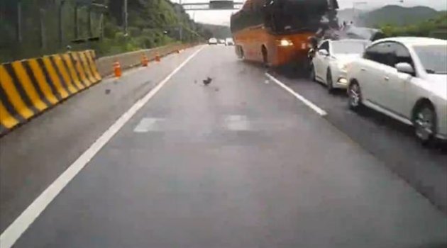 Otobüs otomobilleri biçti: 4 ölü, 16 yaralı