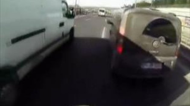 Otoyolda tehlikeli atışma!