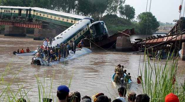 Pakistan’da tren nehre uçtu: 12 ölü