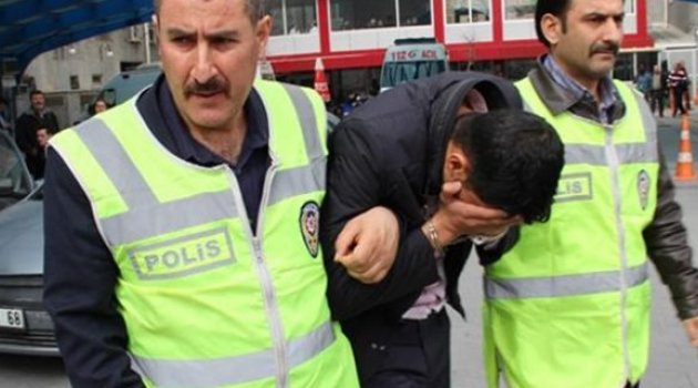 Para beklerken kağıt ve polisle karşılaştılar