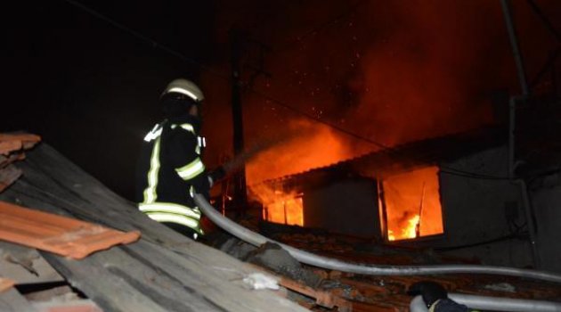 Patlayan trafo evi kül etti